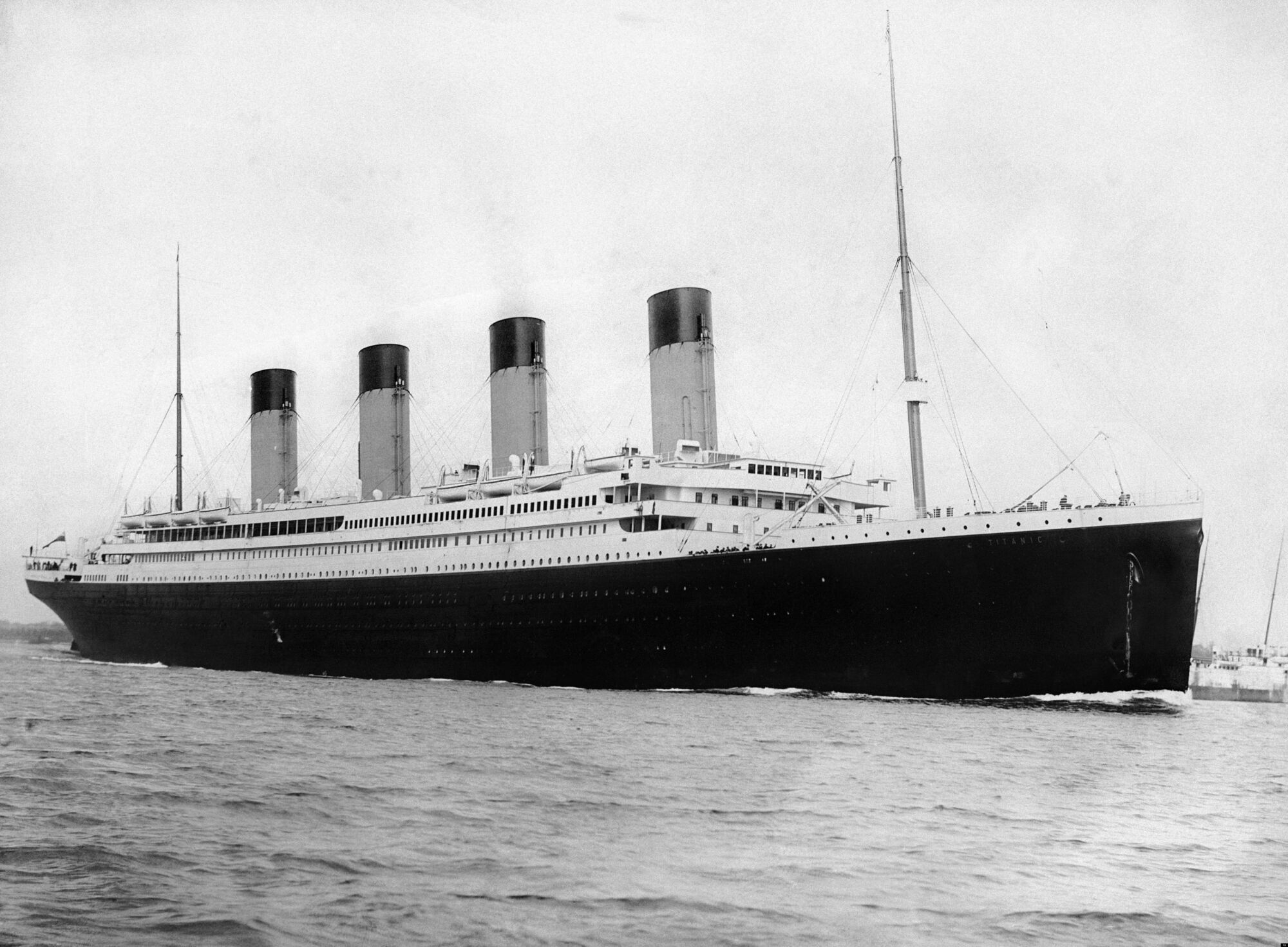 "Титанік" відпливає з порту "Саутгемптона" 10 квітня 1912 року