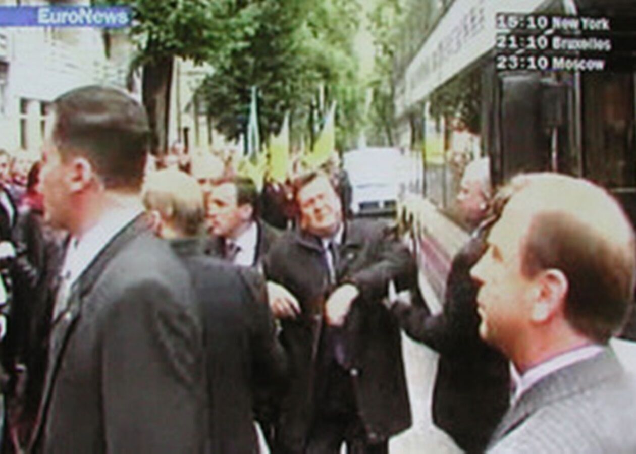 Опустивши очі на піджак, Янукович схопився за груди і впав