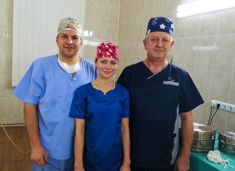Лікарка Олена Гаврилюк (в центрі) з колегами в районній лікарні Монастириськ